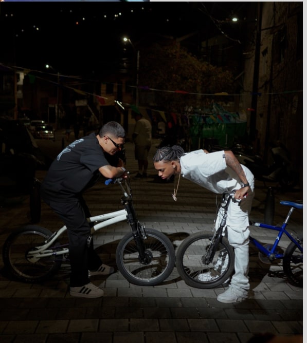 Textura urbana: bicicletas en la noche
